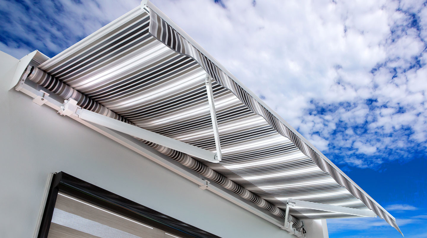 Gros plan détail mécanisme bras articulé de store banne en aluminium avec jonction motorisée